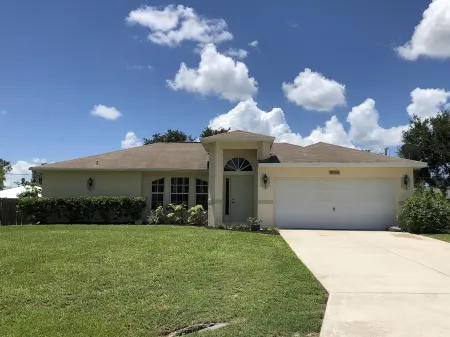 Super Clean, Comfortable, & Centrally Located near RSW and FGCU Отели рядом с достопримечательностью «Галф Кост Таун Сентер»