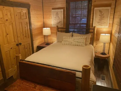 'CREEK-N-AWESOME'  Luxury Creek Cabin /Trout Fishing/Hot Tub/PET FRIENDLY
