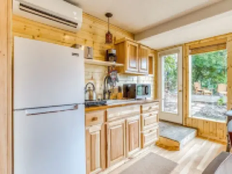 Cozy Blueberry Cottage Studio King Bed, Kitchenette, Hotels in Stevenson