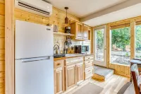 Cozy Blueberry Cottage Studio King Bed, Kitchenette, Hotels in Stevenson