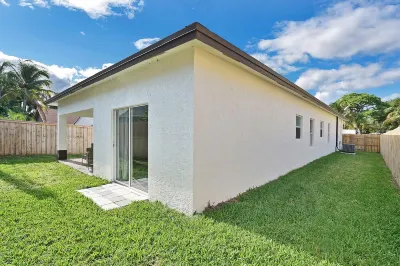 Beautiful 3 bedroom home near beaches and shopping Hotel dekat Delray Beach Historical Society