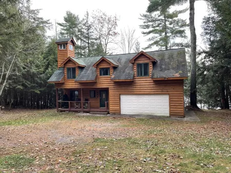 Lakefront Hemlock house on 3 acres, 5-Bdrm retreat on private lake, near casino