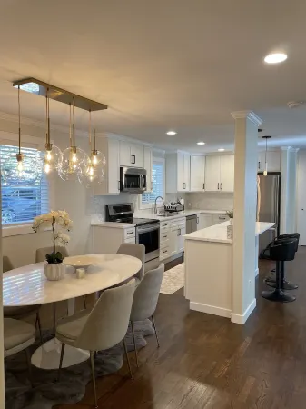 Cheerful & private 3 bedroom Shoreline home. Отели в г. Шорлайн