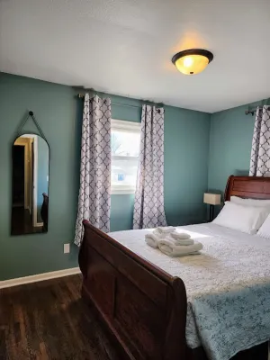 Sunlit Oasis: Family Friendly Suburban Private 4 Bedroom Retreat