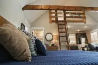 Cabin B by the Pond - King Bed - Swimming Pool