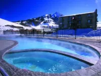 Mountain side Top Floor Condo, heated pool, spa, sauna & short walk to chairlift