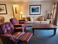 Mountain side Top Floor Condo, heated pool, spa, sauna & short walk to chairlift
