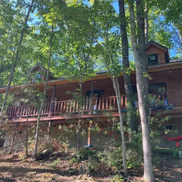 The Lucky Lodge: Hot Tub! New Build, 11 Miles to Natural Bridge