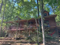 The Lucky Lodge: Hot Tub! New Build, 11 Miles to Natural Bridge