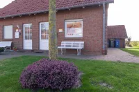 Semi-detached house with wide field view Hotels in Harlesiel