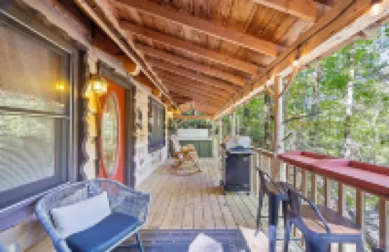 Peaceful Creekside Cabin in Dahlonega, GA with Hot Tub