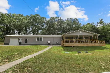 Country Escape in Hocking Hills- Great location!