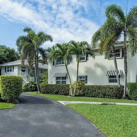 Two Bedroom Boutique Condo 2 Blocks from the Beach and Atlantic Avenue