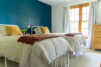 Sunset Cottage:  Spacious Vacation Home with Game Room Hotel a East Mead Township