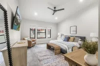 Modern, large, hot tub, lake views! 5 min. to Deer Valley, dedicated work space