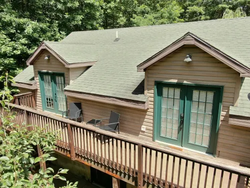 6 Bedroom House + Private Suite, 2 Minutes From Lake With All Amenities