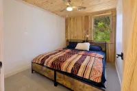 Renovated Rustic Lodge/Historic property.Hike, fish, star gaze. w/artist studio