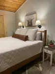 Bear Rock Bungalow-King Bed & 2 Twin Cots