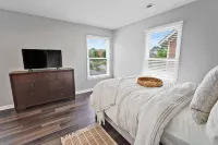 3-5 Mins from Downtown Cozy Clean & Newly Renovated 2 level Home