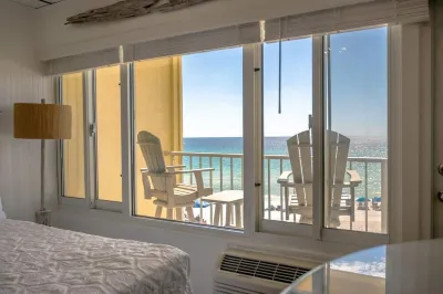 GULF FRONT!! Free Beach Chairs & Umbrella March 15-October 31. King Bed! Hotel a 
