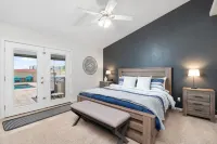 Prime Location HotTub/ Pool/ Outdoor Kitchen Spring training Clean and Safe.