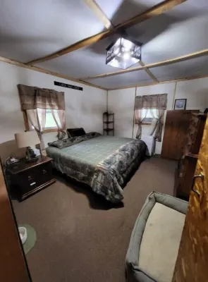 Relaxing rustic cabin on the lake 25 feet from the shore.