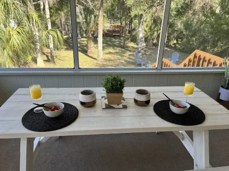 The Banyon House Отели рядом с достопримечательностью «Get Up and Go Kayaking - The Chaz»