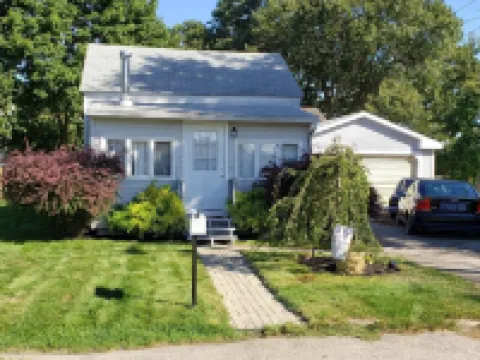 Cozy cottage in  Warwick's West Bay Hotels in Warwick