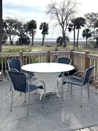 Waterfront Getaway in Port Royal's Historic Old Village Отели рядом с достопримечательностью «Парк Лайв Окс»