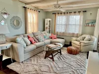 3 Bedroom/Dog friendly/direct ocean views!