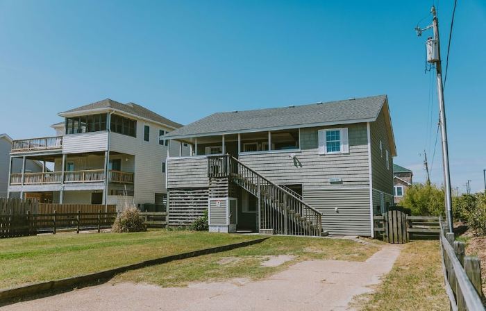 Pup-Friendly Obx Home, Shiplap Charm & Walk-in Showers