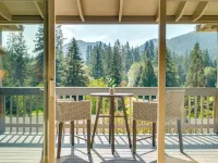 Vintage Golf/Ski Condo Near Mt. Hood w/ Beautiful Views ウェルチズのホテル