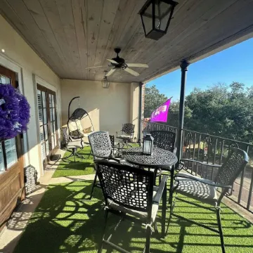 Downtown Front Street 2-bedroom townhome with balcony views