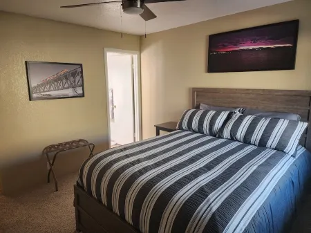 Condo with lake views, walking distance to the London Bridge, shops& restaurants