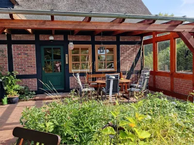 Romantische Reetgedeckte Bauernhaushälfte in Alt Rehse Hotels near Windmühle Woldegk