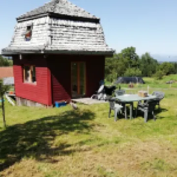 Petit Chalet Pentagonal Entre Prés et Forêt