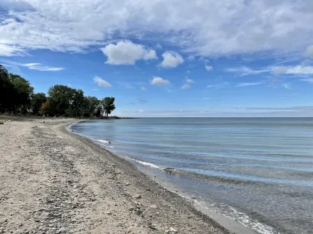 Beachfront Historical home 1Br/1Ba apt on Lake Erie w/ Balcony, WiFi, Streaming