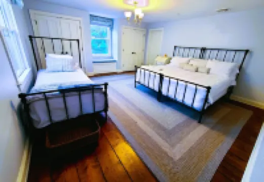 Oversized Country house, Quiet Retreat & Gathering space ~NEW !!!