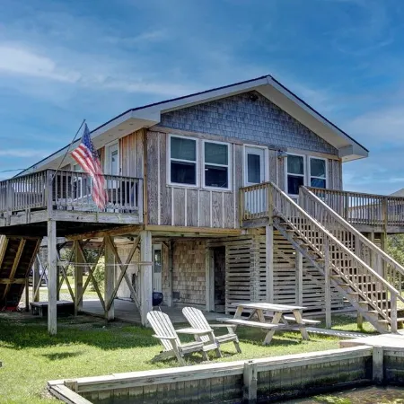 Quaint Waterfront Cottage.  Quick walk to the beach