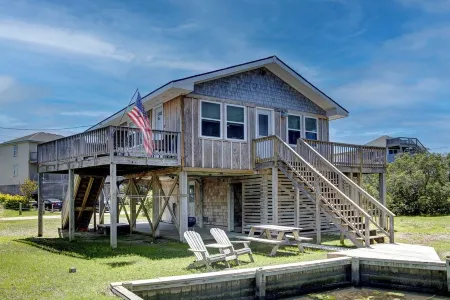 Quaint Waterfront Cottage.  Quick walk to the beach
