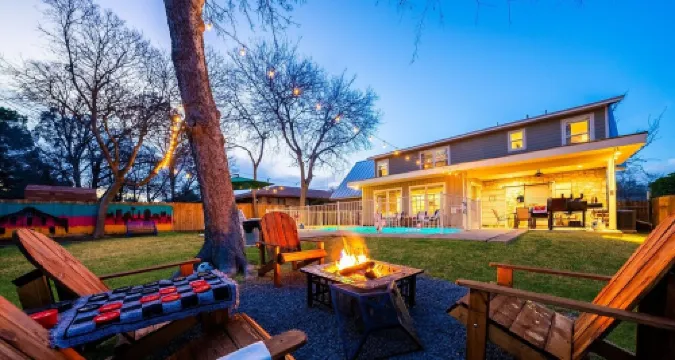 Family Central Oasis w/Pool Heating, Court, Game Room, Putt Putt, and Media Room