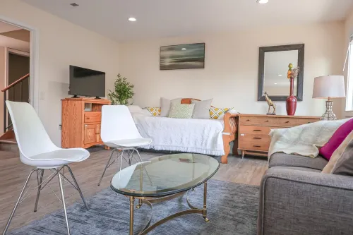 Convenient Lakeview 1 bed 1 bath home in Bellevue - 2-Star