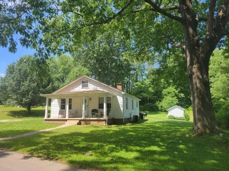 Quirky Midcentury Bungalow close to everything!