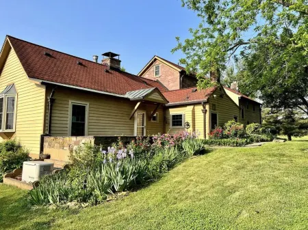 Peaceful farm retreat with hiking trails and farm animals. Отели рядом с достопримечательностью «Уотерс Хаус Спешиал Парк, МНКПК»