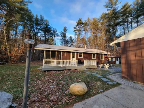 Location⭐️⭐️Lake Access, Sebago Cove, Screen Porch, Fire Pit, Downtown 2.7miles!
