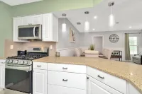 Upscale Family Oasis: Serene Location ~ Pool ~ Parking