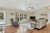 🍹🌞 Paradise Oasis! Beautiful Heated Pool, Pet Friendly, Wi-Fi, Near Beaches!