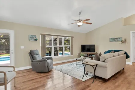 🍹🌞 Paradise Oasis! Beautiful Heated Pool, Pet Friendly, Wi-Fi, Near Beaches! Отели в г. Себастиан