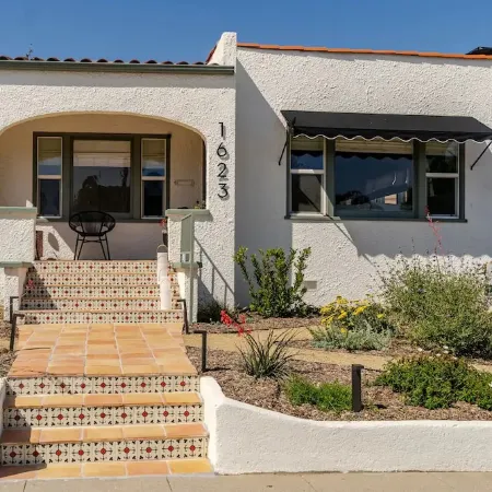 Dog Friendly Midtown Spanish Bungalow + EV charger