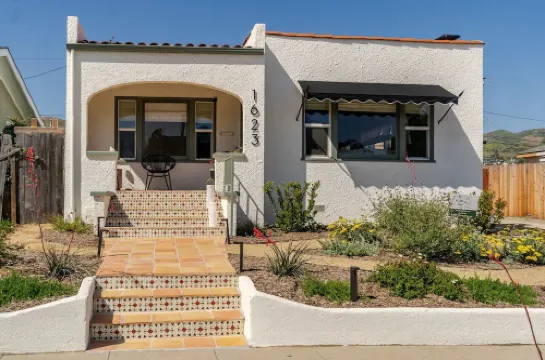Dog Friendly Midtown Spanish Bungalow + EV charger